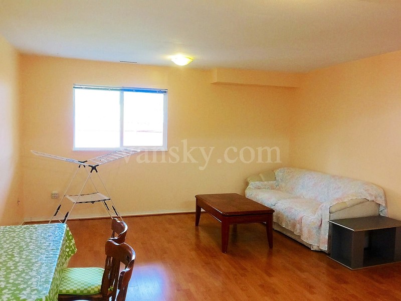 180504122052_living room.jpg